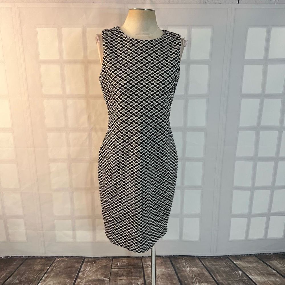 🔥🔥 5/$25 sale 🔥🔥 Calvin Klein black white geometric print sleeveless sheath dres
